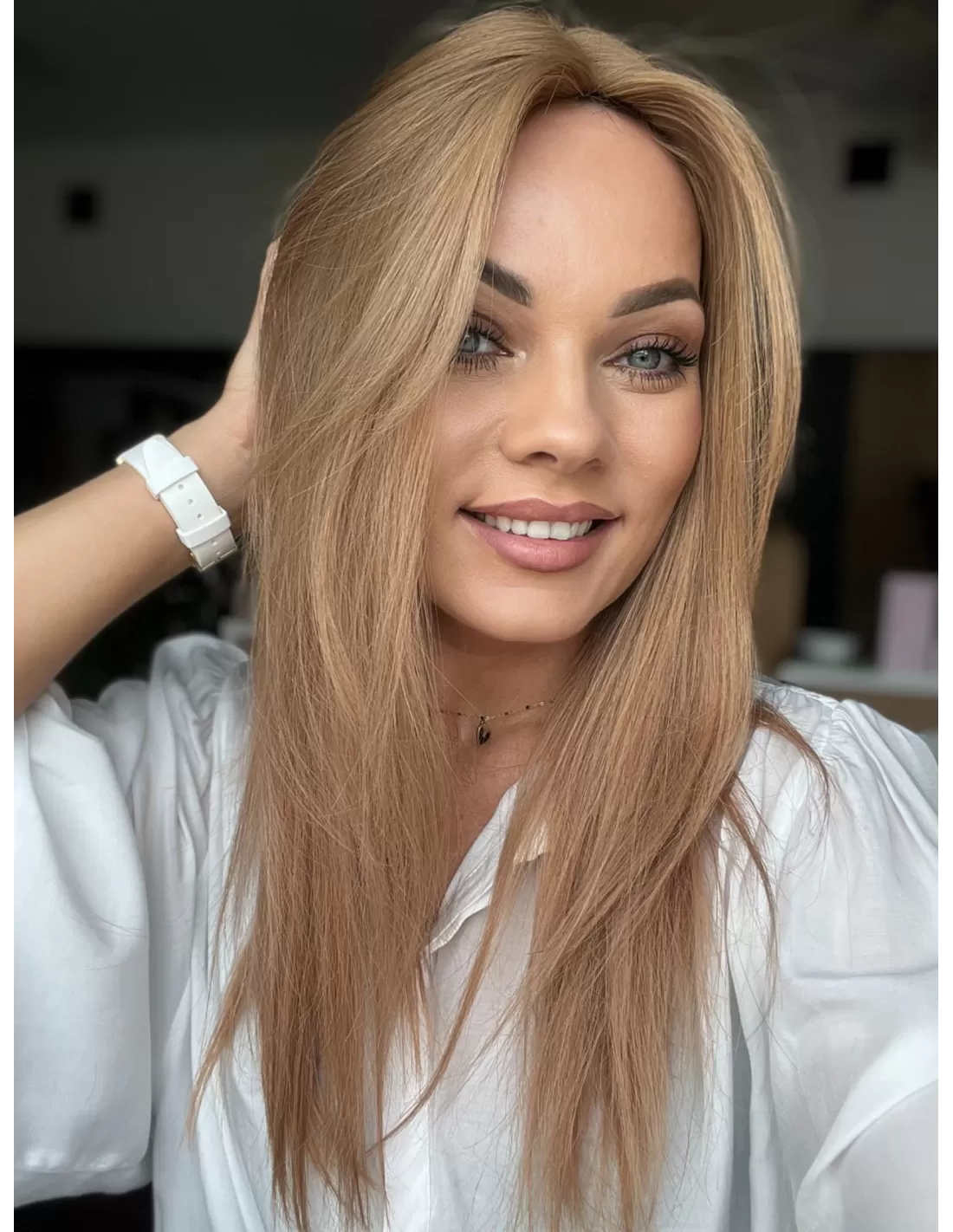 Długa grzywka na boki 